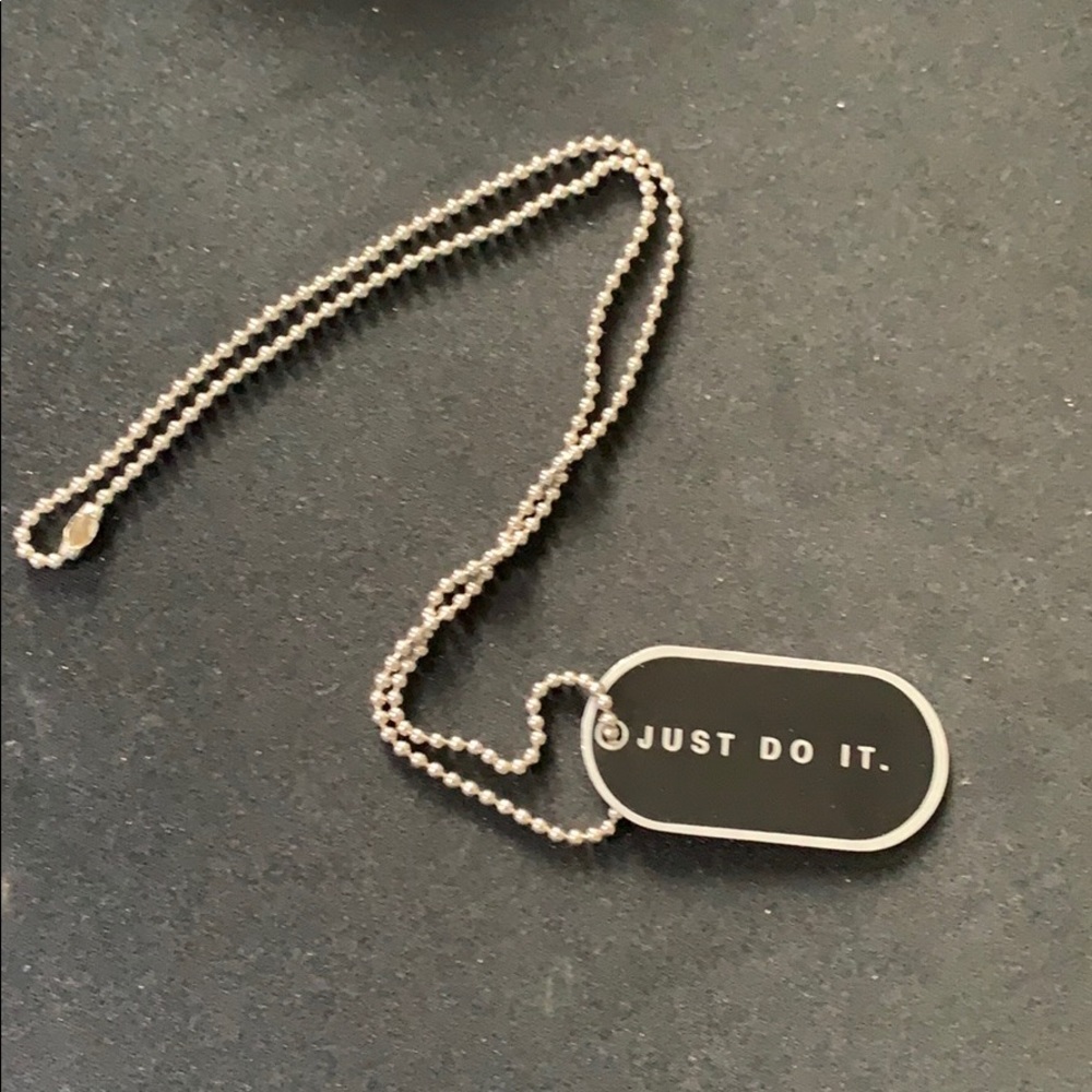 Only the pendant it needs a chain